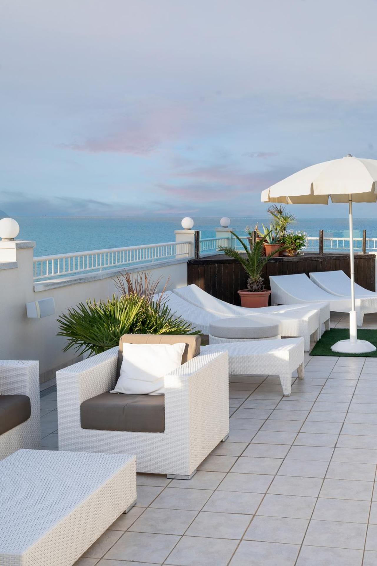 Hotel Ca' Bianca Riccione Buitenkant foto